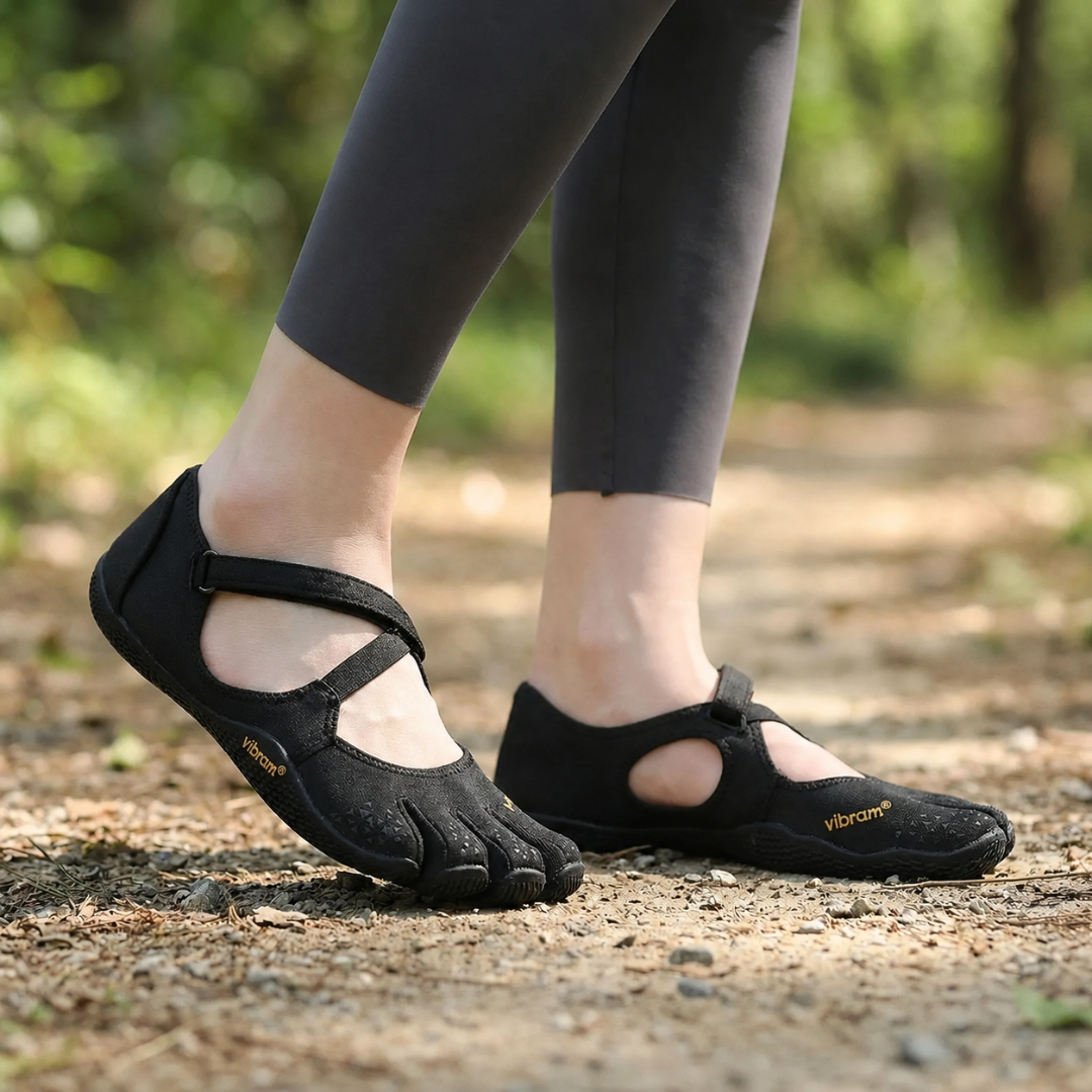Czarne buty Strumień na stopach, leśna ścieżka