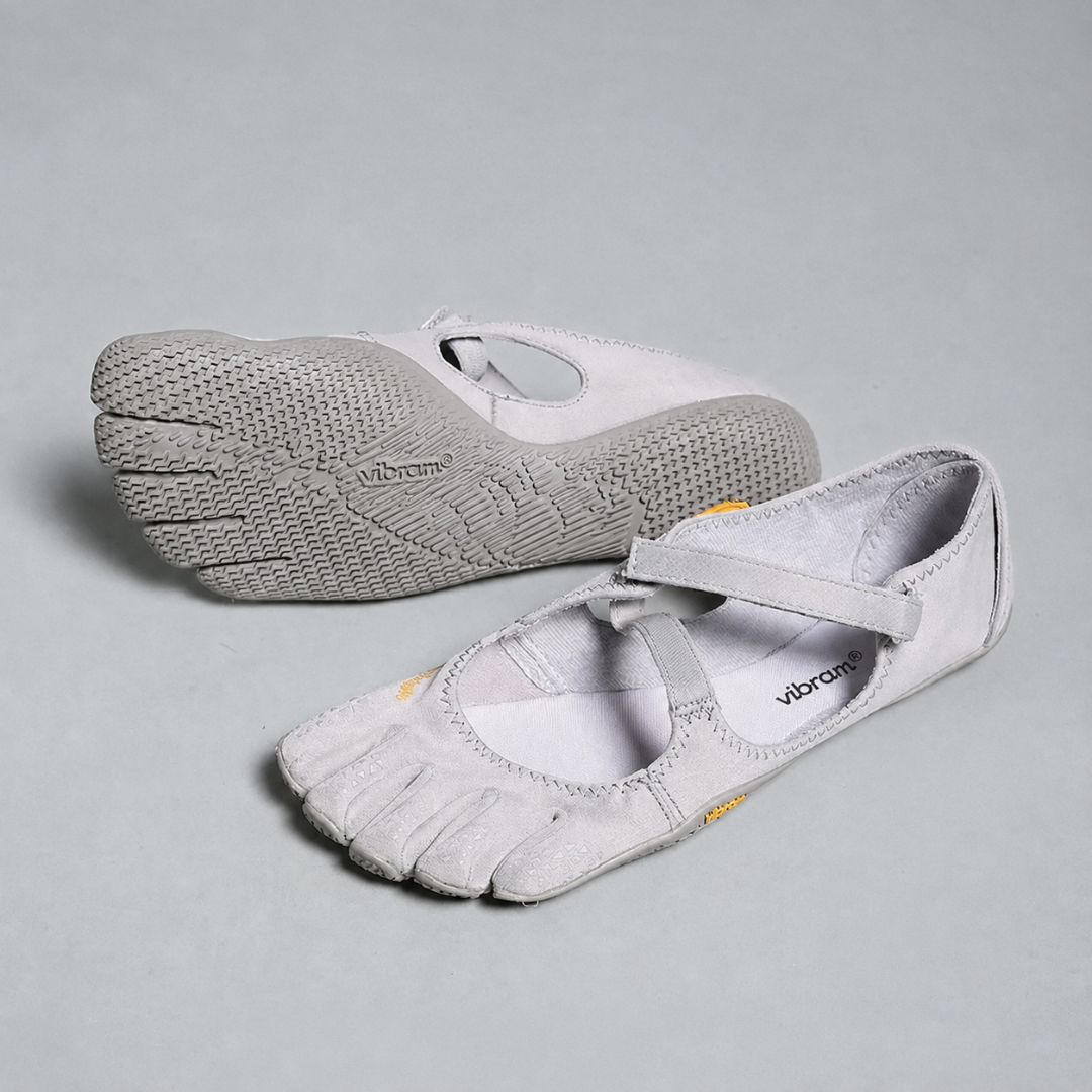 Buty barefoot Strumień, kolor szary: para z widoczną podeszwą z osobnymi palcami